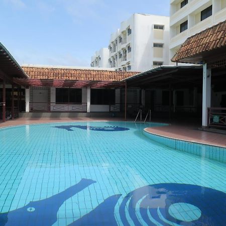 Sea View Resort Hotel & Apartments Kuala Belait Buitenkant foto