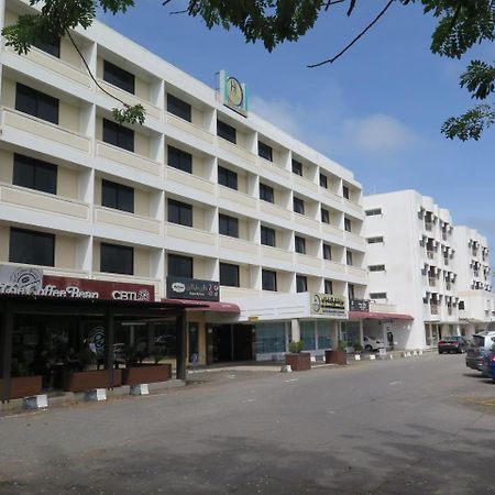 Sea View Resort Hotel & Apartments Kuala Belait Buitenkant foto