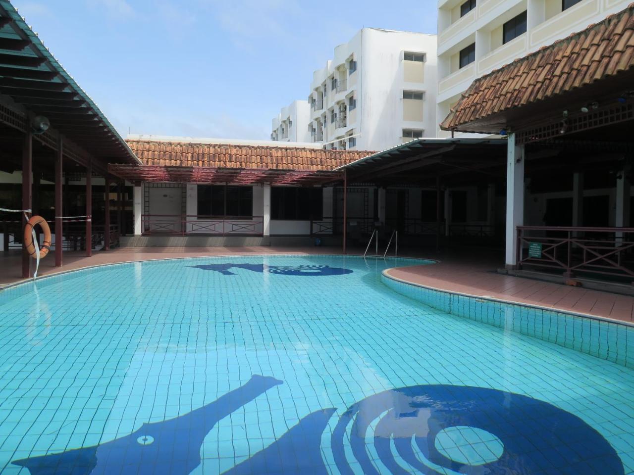 Sea View Resort Hotel & Apartments Kuala Belait Buitenkant foto
