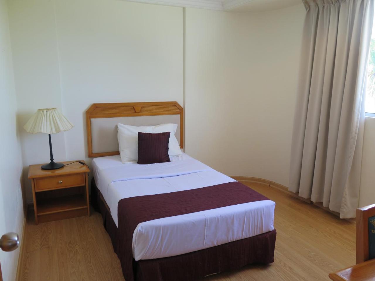 Sea View Resort Hotel & Apartments Kuala Belait Buitenkant foto