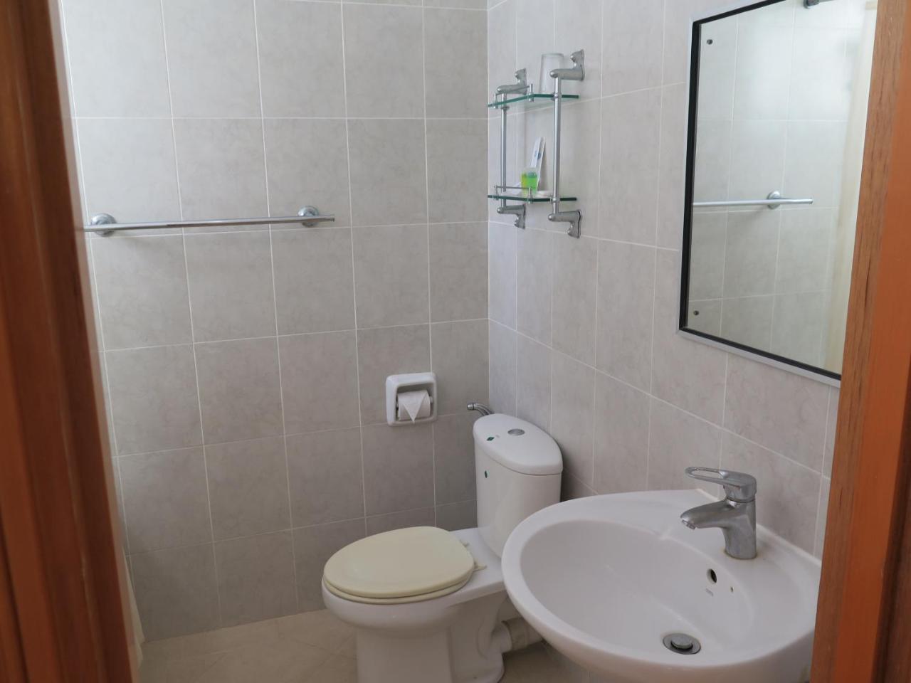 Sea View Resort Hotel & Apartments Kuala Belait Buitenkant foto