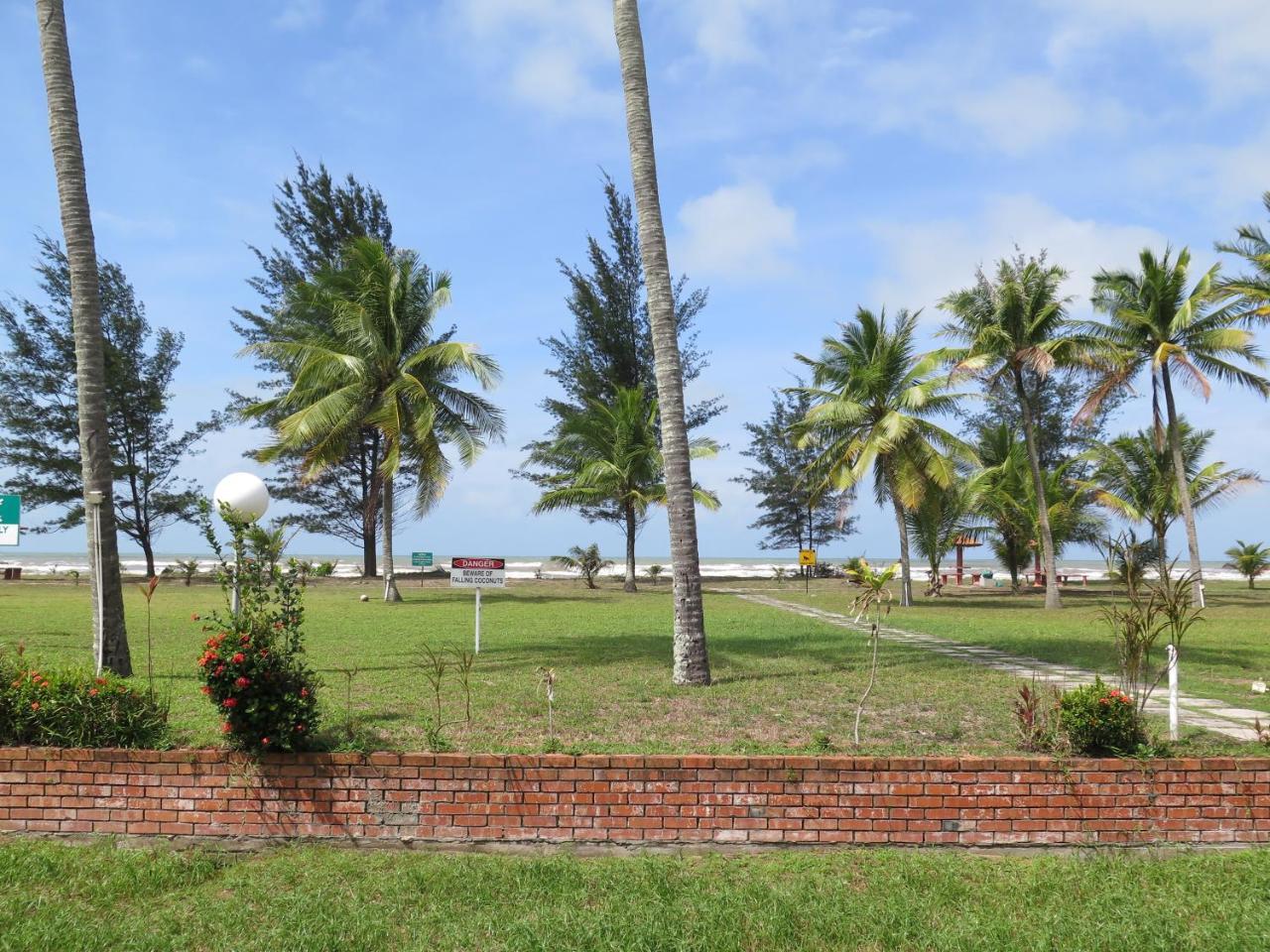 Sea View Resort Hotel & Apartments Kuala Belait Buitenkant foto